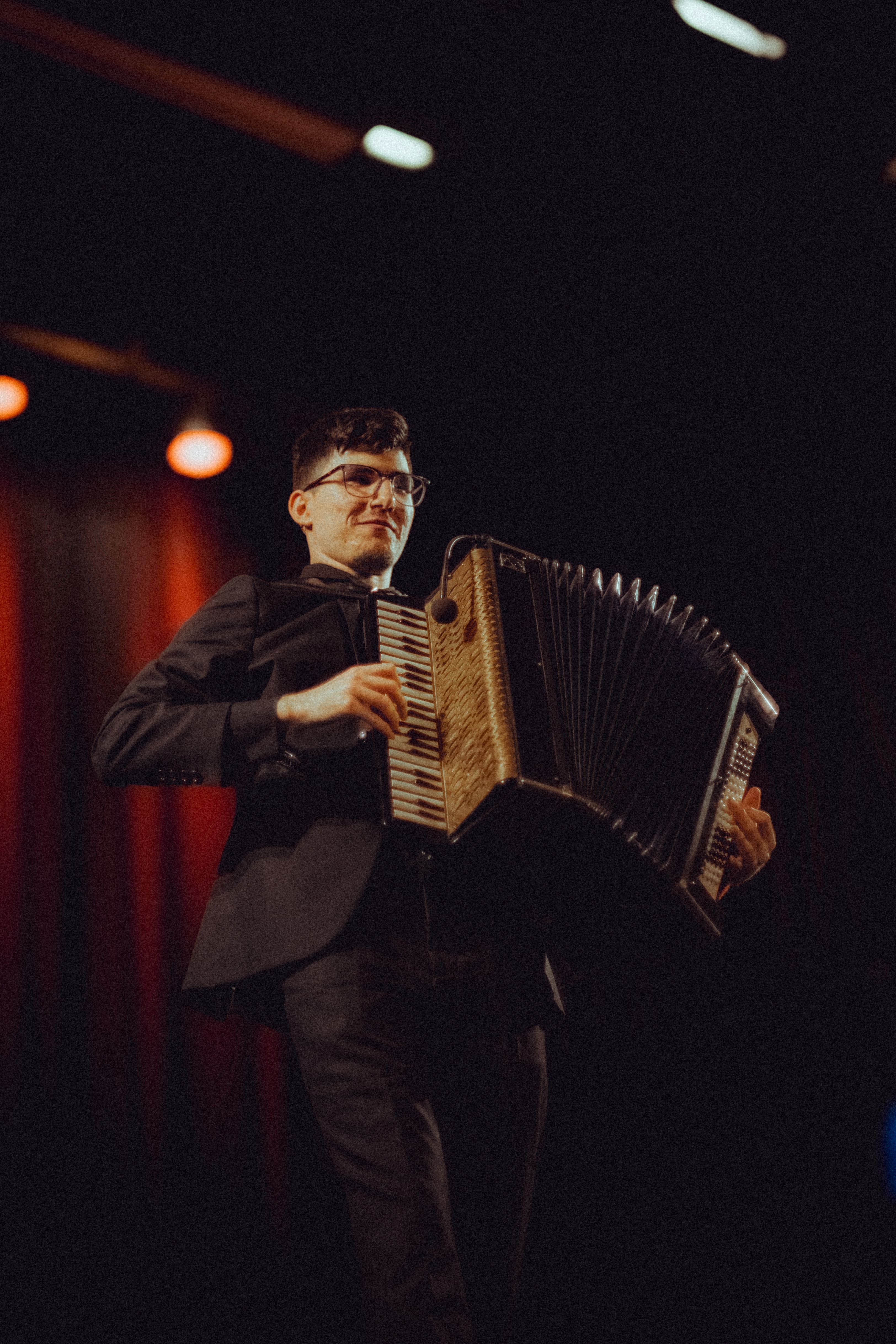Musiker im Fokus auf der Konzertbühne